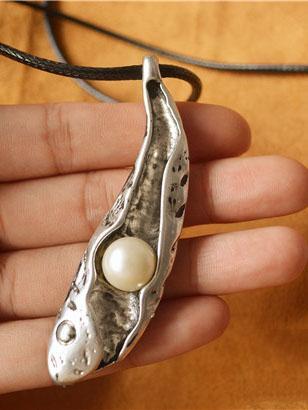 Metal Pendant Vintage Pearl Necklace