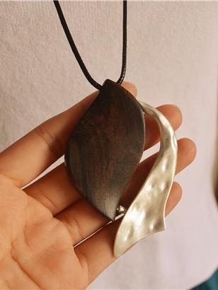 Simple Leaf Pattern Necklace