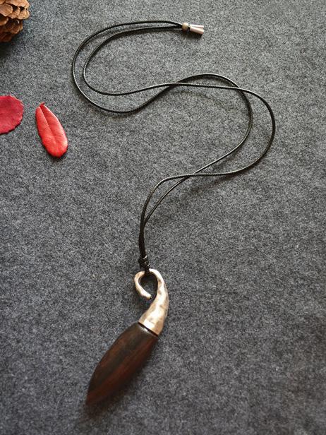 CROPPED FASHION BLACK WOOD NECKLACE