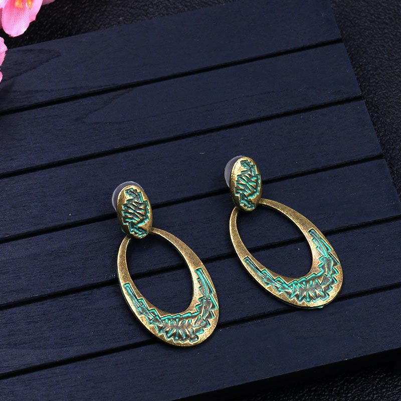 Retro oval hollow alloy pendant