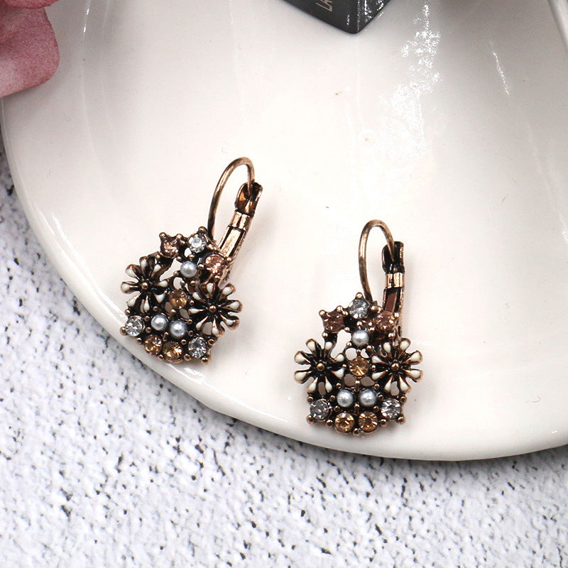 Drilled earrings with sweet Pearl Earrings