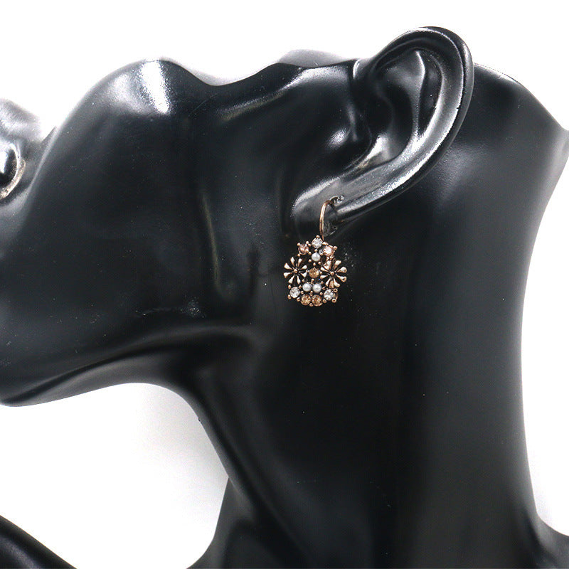 Drilled earrings with sweet Pearl Earrings