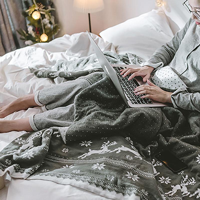 Acrylic Elk Snow Print Knitted Blanket