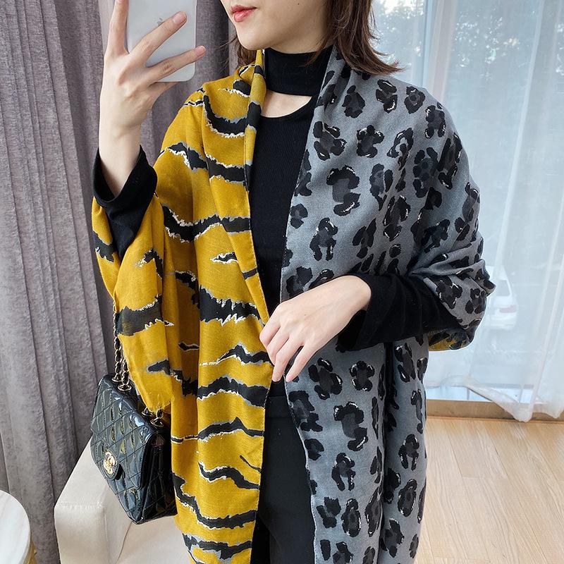 Beautiful Silver Pressed Design Casual Scarf