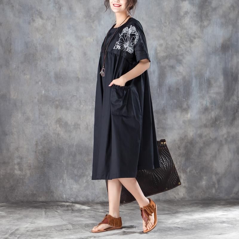 Loose Short Sleeve Round Neck Black Pleated Dress