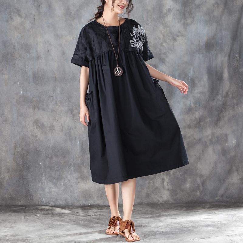 Loose Short Sleeve Round Neck Black Pleated Dress