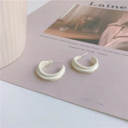 Geometric C-shaped small earrings Simple earrings