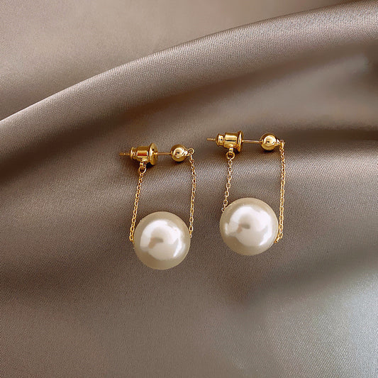 Simple and stylish small pearl earrings