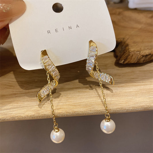 Full of diamond pearl fringed earrings