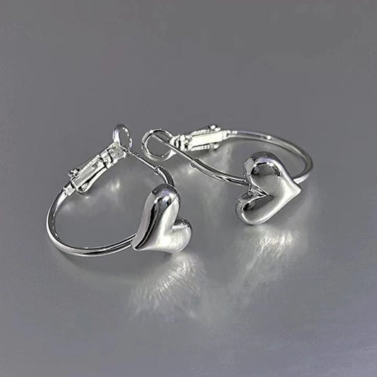 Three-dimensional heart-shaped love earrings