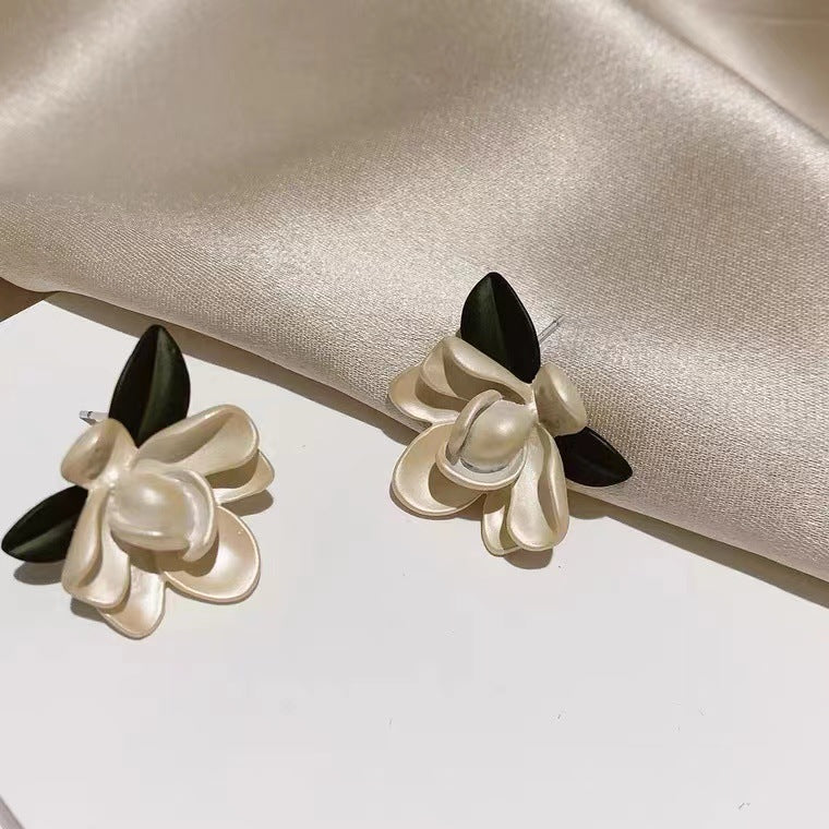 Gardenia baroque vintage earrings