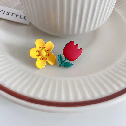 Golden-scented asymmetrical flower earrings