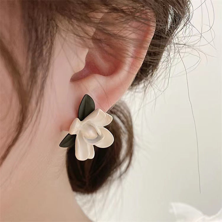 Gardenia baroque vintage earrings