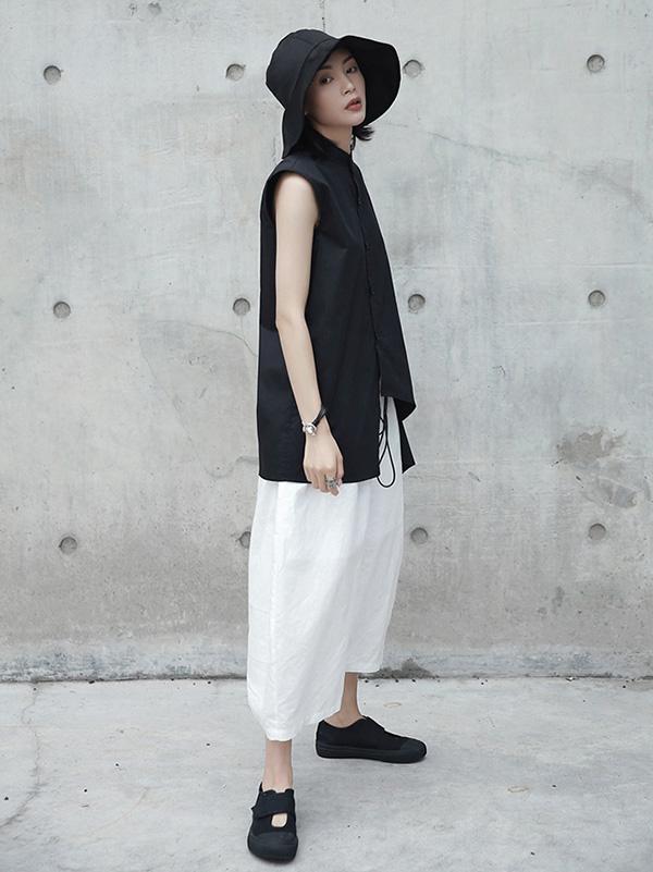 Black Cropped Stand Collar Sleeveless Blouse