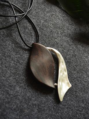 Simple Leaf Pattern Necklace