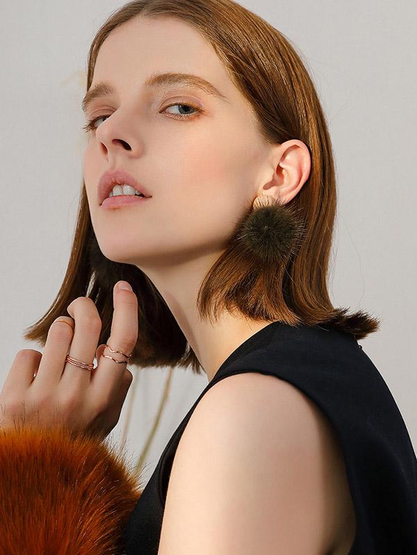 A Series Of Four Fashionable Rings